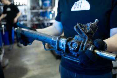 Как снять рулевую рейку: подробный гайд